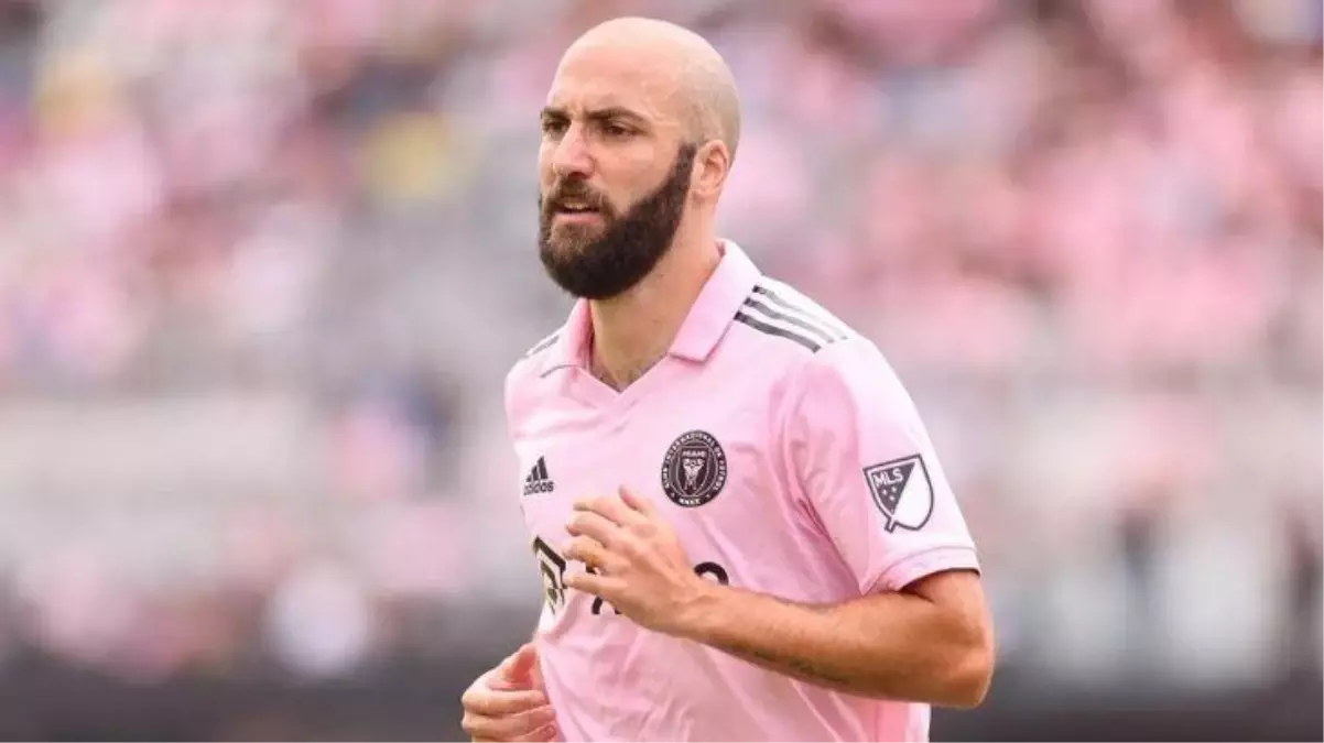Gözyaşları içinde duyurdu! Arjantinli golcü Gonzalo Higuain, sezon sonunda futbola veda ediyor