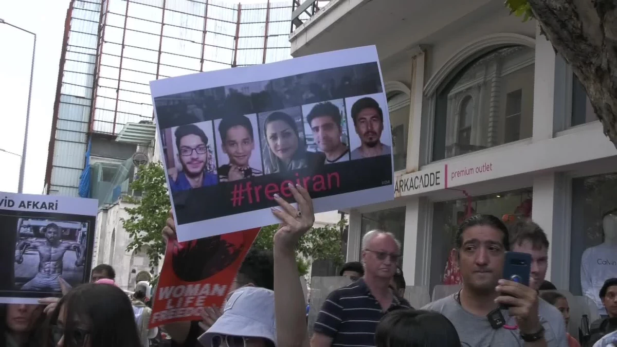 İranlılar, Amini\'nin Öldürülmesini İstanbul\'daki Konsolosluk Önünde Protesto Etti