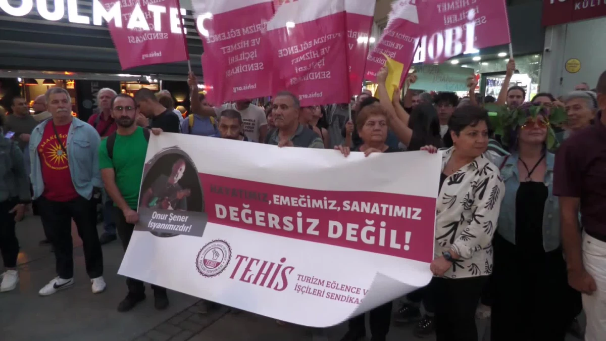 İzmir\'de \'Onur Şener Cinayeti\' Protestosu: "Güvencesiz İş Ortamları Müzisyenlerin Kaderi Olamaz"