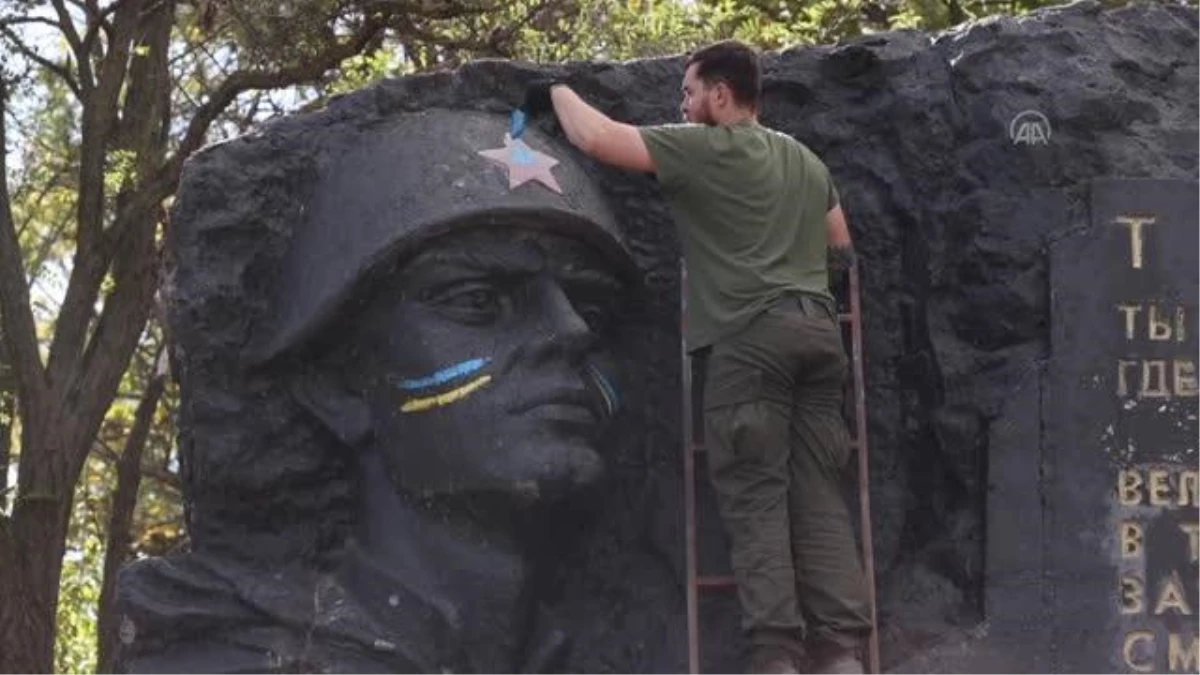İzyum\'da Sovyetler Birliği askerlerine ithafen yapılan anıt Ukrayna bayrağı renklerine boyandı
