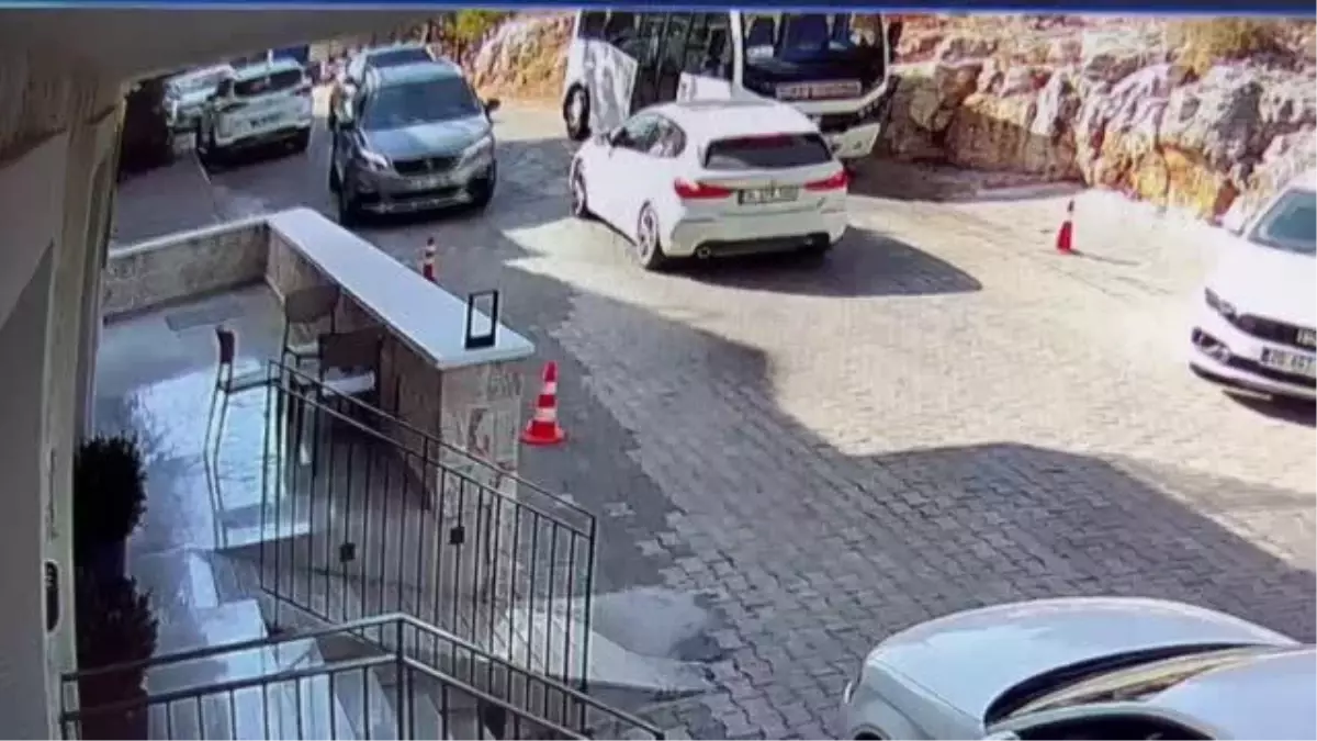 Antalya\'da 3 araca çarparak takla atan otomobildeki 2 kişi yaralandı