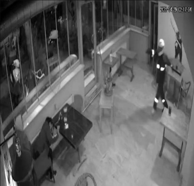 Kurye kılığında girdiği kafede 'Mesut kim' diyerek rastgele ateş açtı Kurye kılığında girdiği kafede 'Mesut kim' diyerek rastgele ateş açtı