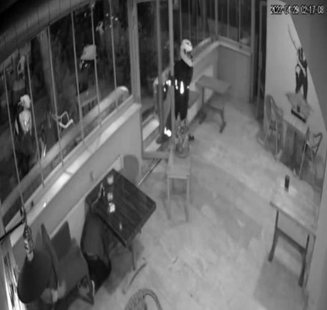 Kurye kılığında girdiği kafede 'Mesut kim' diyerek rastgele ateş açtı Kurye kılığında girdiği kafede 'Mesut kim' diyerek rastgele ateş açtı