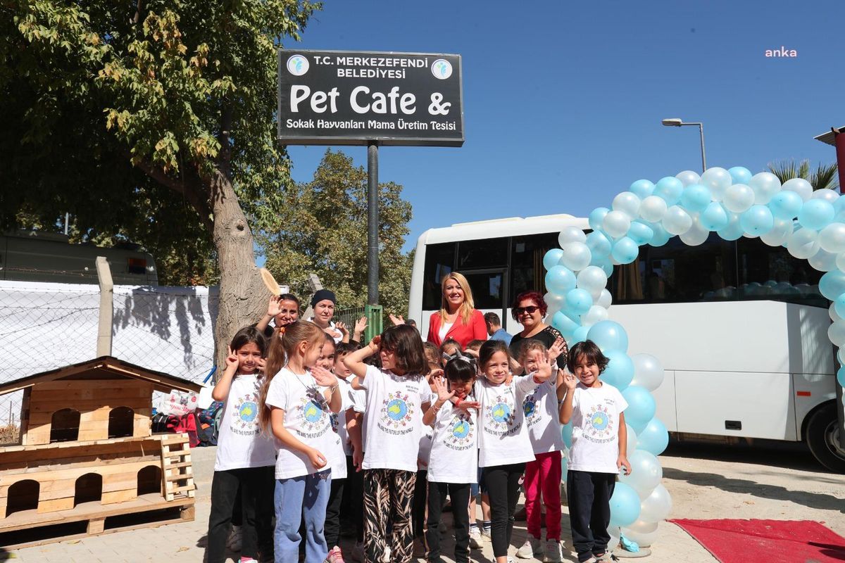 Denizli yerel haberi... Merkezefendi\'de 4 Ekim Dünya Hayvanları Koruma Günü Pet Kafe\'de Kutlandı