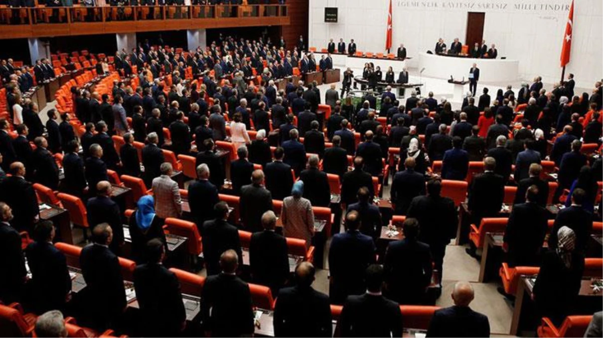 CHP, Kılıçdaroğlu\'nun duyurduğu başörtüsüyle ilgili kanun teklifini Meclis Başkanlığı\'na sundu