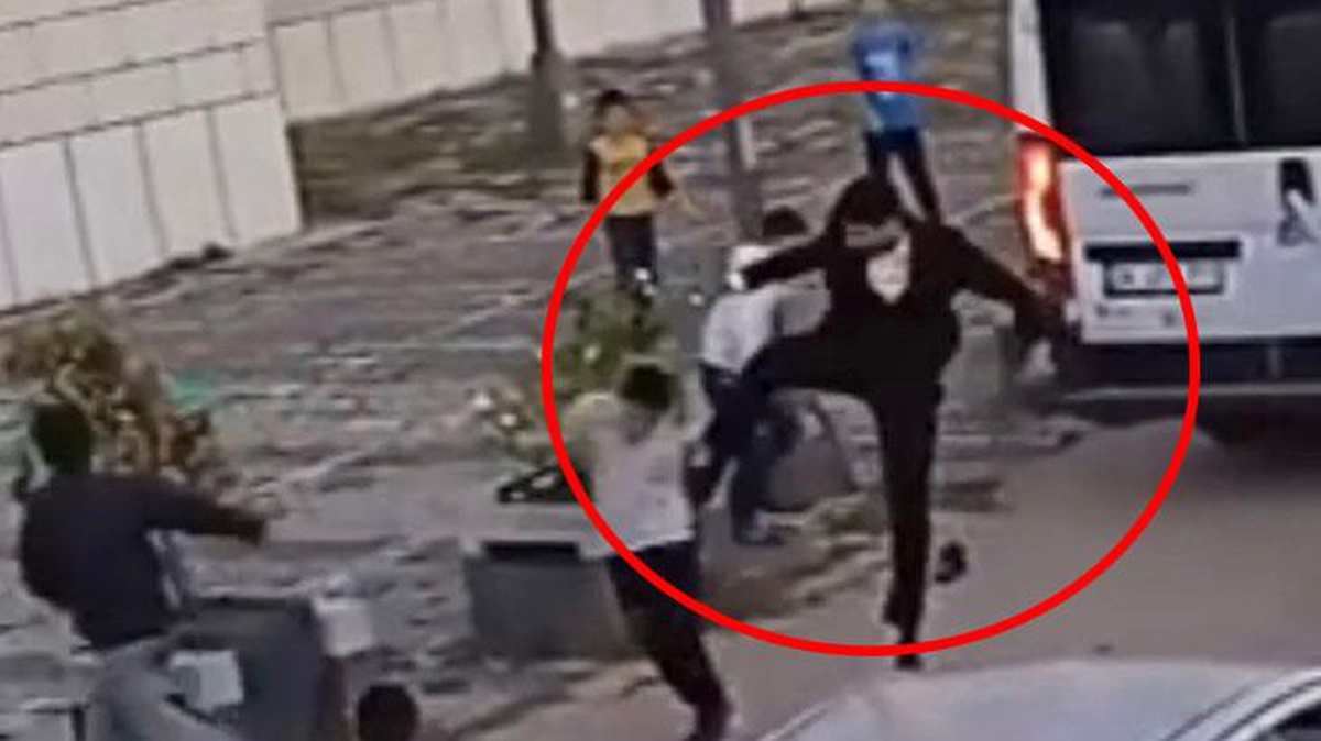 Sultanbeyli\'de düğün konvoyunu kesen çocukları tekme tokat dövdüler!