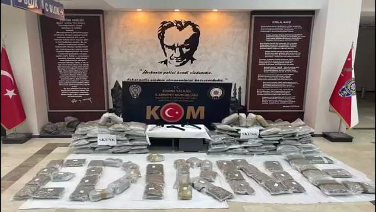 Son dakika haber! TIR\'da 94 kilo skunk ve 3 ruhsatsız silah ele geçirildi; şoför gözaltında