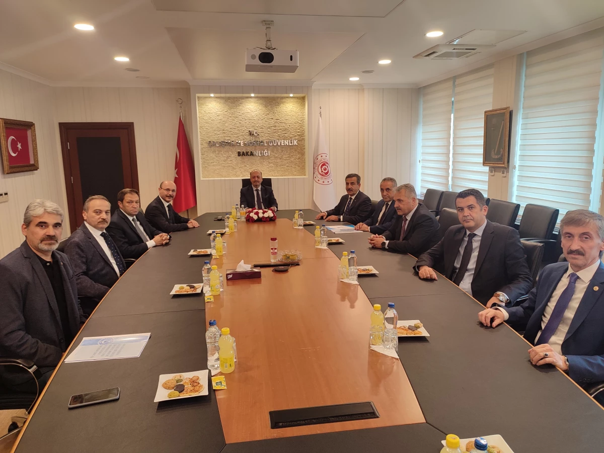 Türkiye Kamu-Sen Genel Başkanı Kahveci, Bakan Bilgin\'i ziyaret etti