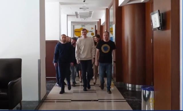 Ukrayna'nın Azov Taburu askerleri aileleriyle buluştu! Görüşmede duygusal anlar yaşandı Ukrayna'nın Azov Taburu askerleri aileleriyle buluştu! Görüşmede duygusal anlar yaşandı
