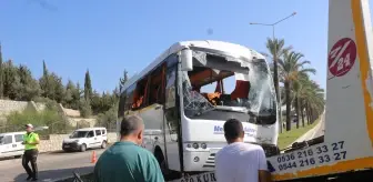 Adana'da devrilen okul servisindeki 19 kişi yaralandı