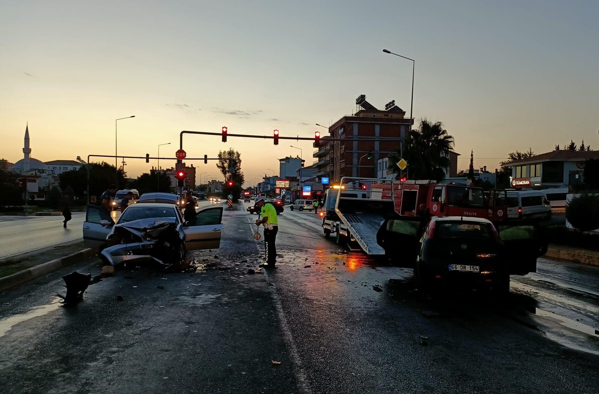 Antalya\'da 2 otomobilin çarpıştığı kazada, baba öldü, polis memuru oğlu yaralandı