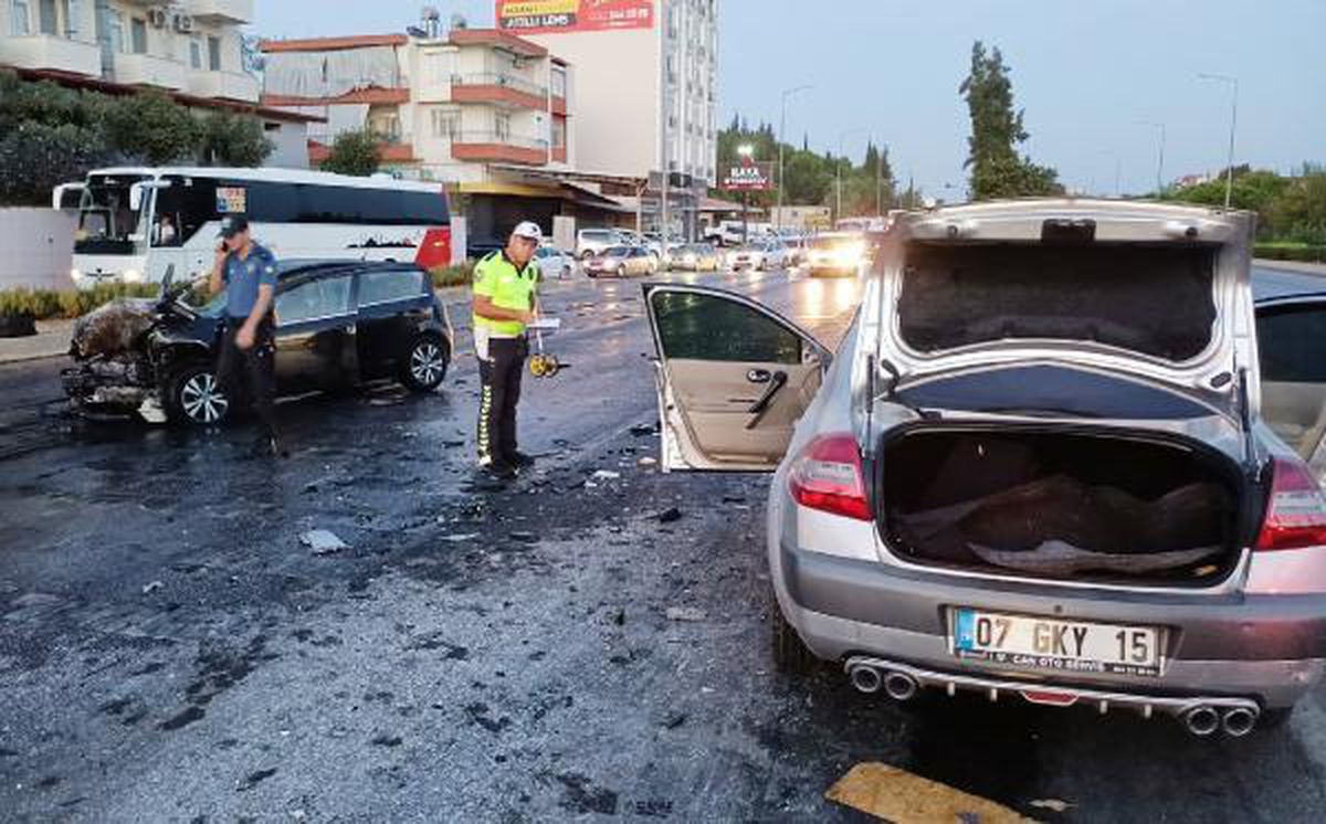 Son dakika haberi: Antalya\'da otomobiller çarpıştı; baba öldü, polis oğlu yaralı