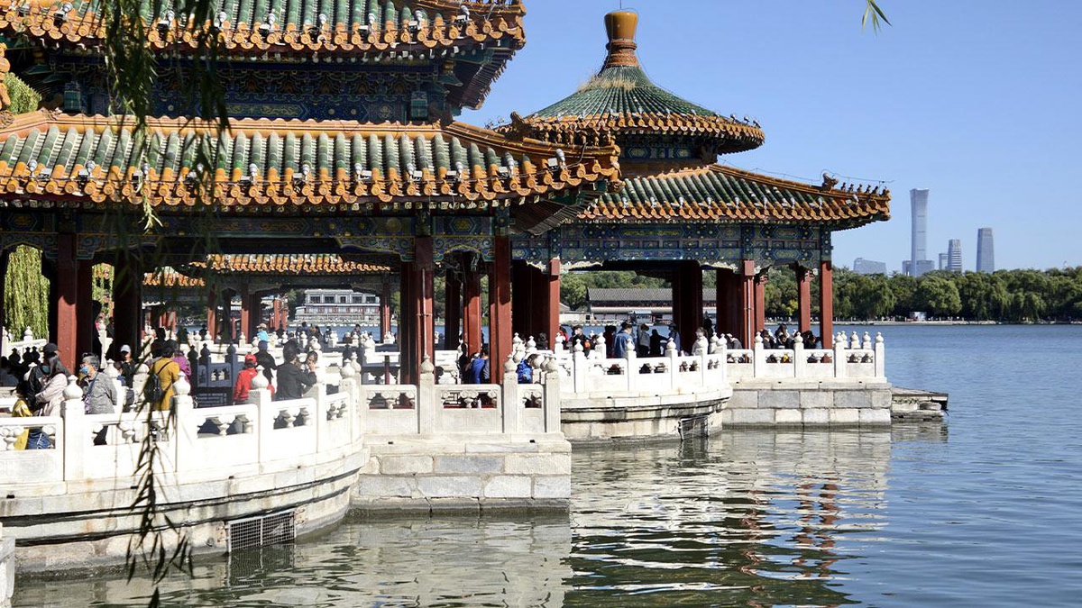 Beijing\'deki Beihai Parkı\'nda Tatil Yoğunluğu