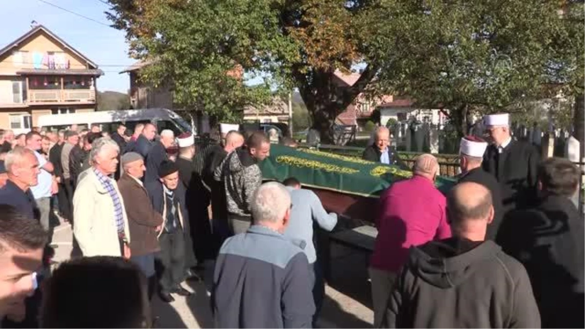 Bosna Hersek'te 22 kurbana ait kemik kalıntıları tek tabutta defnedildi