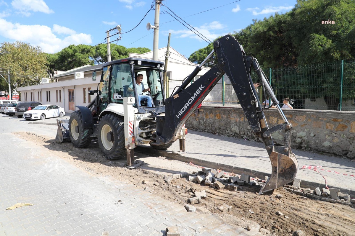 Burhaniye\'de Yol Yapım ve Onarım Çalışmaları Devam Ediyor