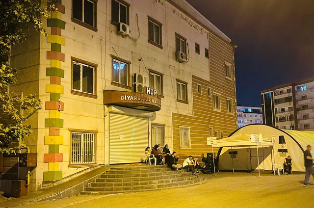 Anne ve babaların evlat nöbeti tuttuğu HDP Diyarbakır İl Binası kapatıldı Anne ve babaların evlat nöbeti tuttuğu HDP Diyarbakır İl Binası kapatıldı