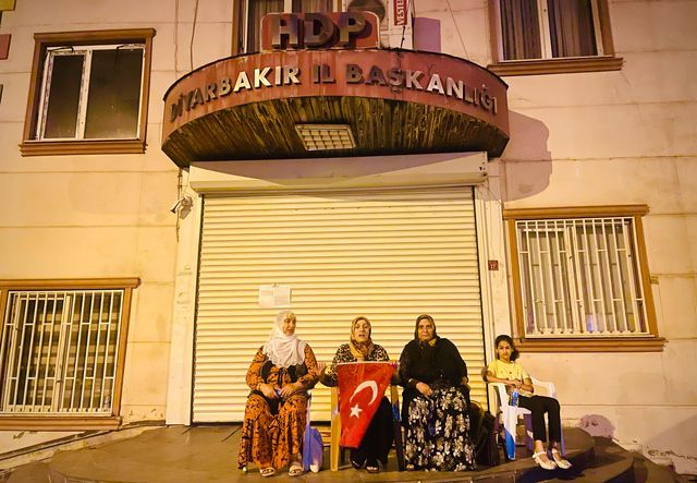 Anne ve babaların evlat nöbeti tuttuğu HDP Diyarbakır İl Binası kapatıldı Anne ve babaların evlat nöbeti tuttuğu HDP Diyarbakır İl Binası kapatıldı