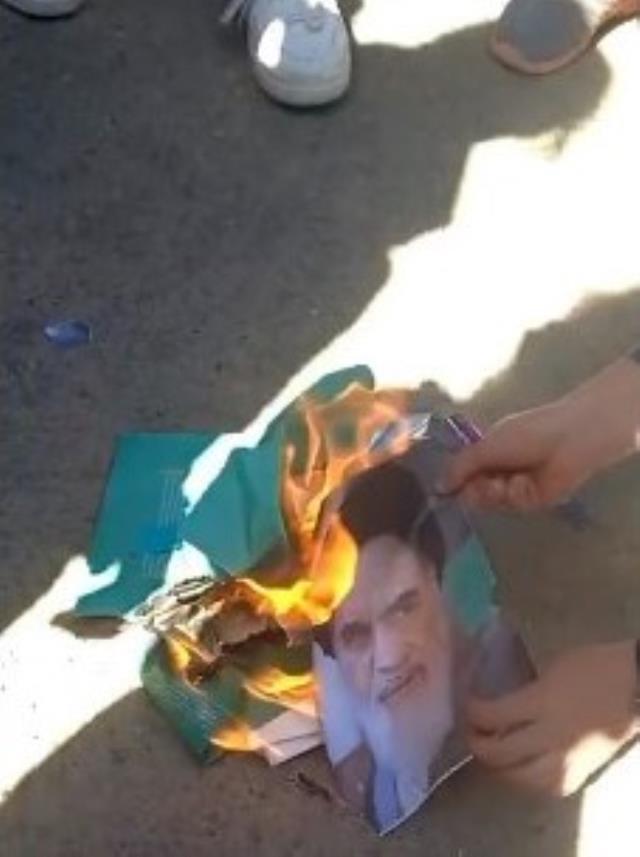 İran'lı kız öğrenciler başörtülerini çıkarıp Humeyni'nin fotoğraflarını yırttı