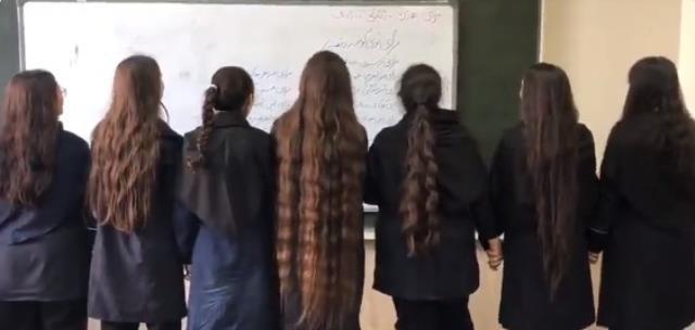 İran'lı kız öğrenciler başörtülerini çıkarıp Humeyni'nin fotoğraflarını yırttı