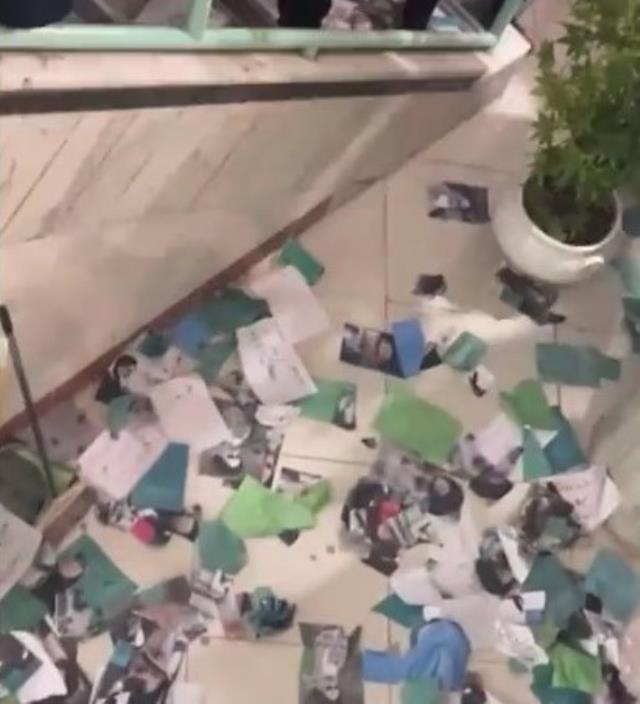 İran'lı kız öğrenciler başörtülerini çıkarıp Humeyni'nin fotoğraflarını yırttı