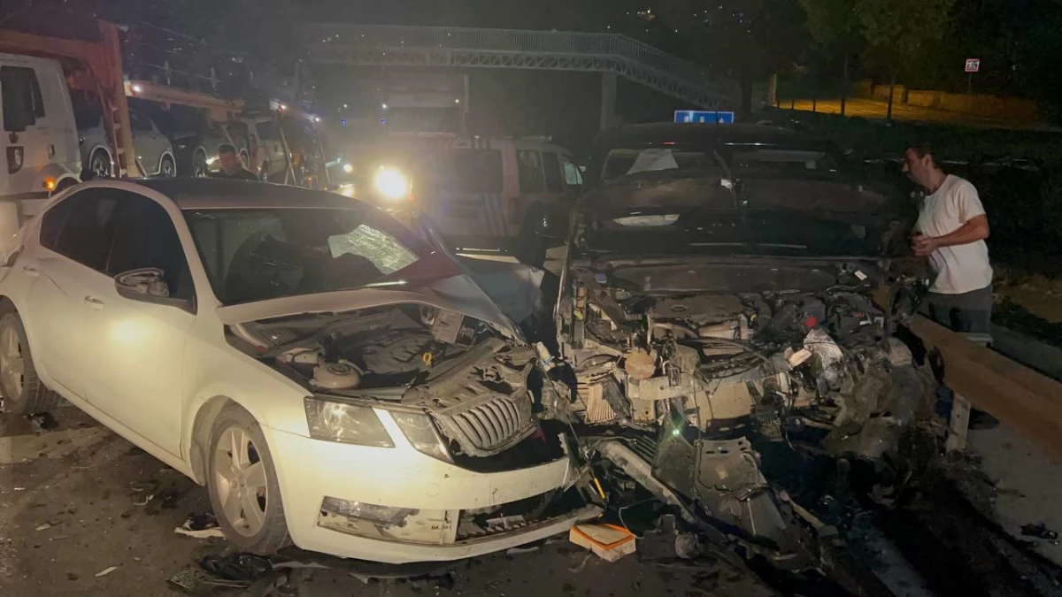 Kocaeli\'de 3 aracın karıştığı trafik kazasında 3 kişi yaralandı