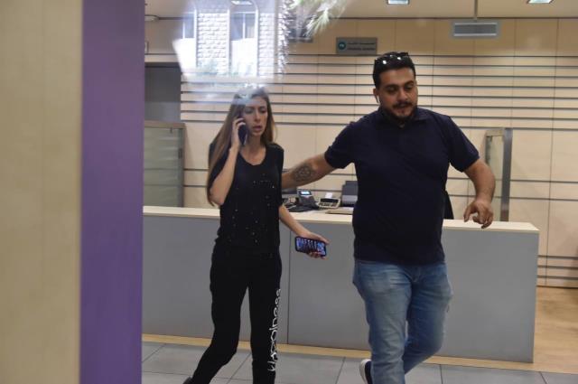 Lübnan'da parasını çekemeyen milletvekili banka şubesini bastı Lübnan'da parasını çekemeyen milletvekili banka şubesini bastı