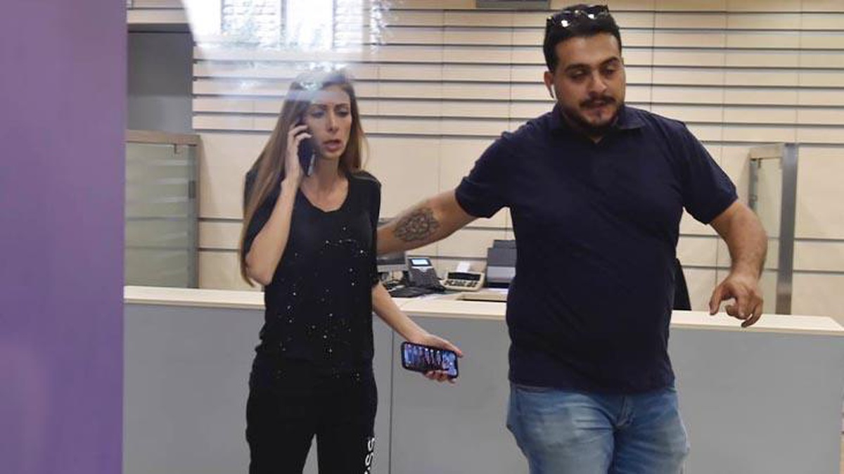 Lübnan\'da 3 yıldır dondurulan parasını çekemeyen milletvekili banka şubesini bastı! Banka mağdurları şube önünde toplanıp vekile destek verdi