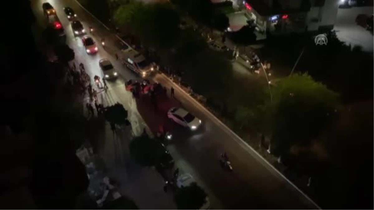 Adana\'da refüje çarpan otomobilin sürücüsü yaralandı