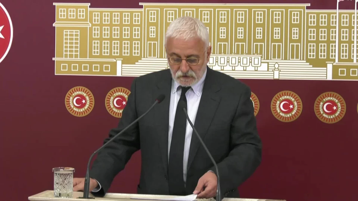 Saruhan Oluç: "Dün Başörtüsü İçin Mücadele Eden Kadınların Yanındaydık, Bugün de Başörtüsü Takmadığı İçin Coplanan Kadınların Yanındayız"