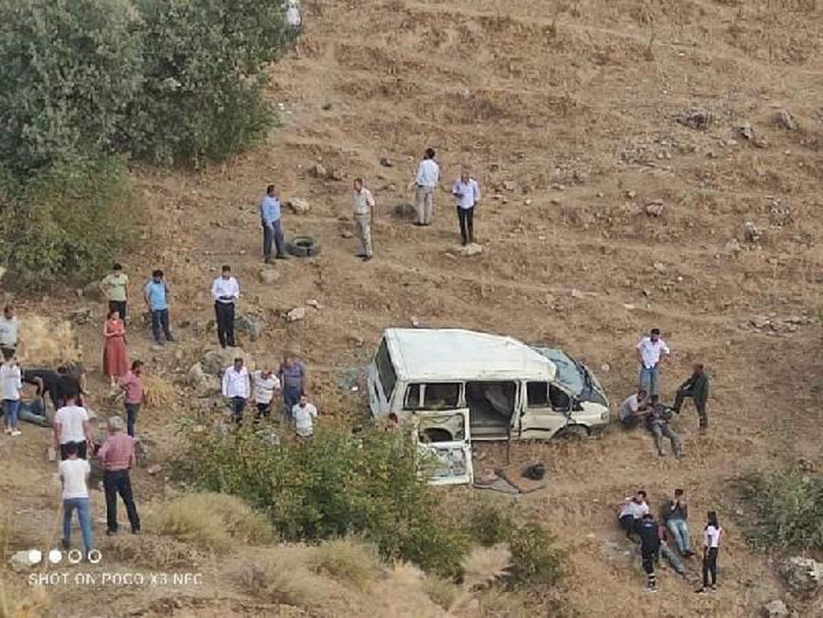 Son dakika haberi... Sason\'da inşaat işçilerini taşıyan minibüs şarampole yuvarlandı: 6 yaralı