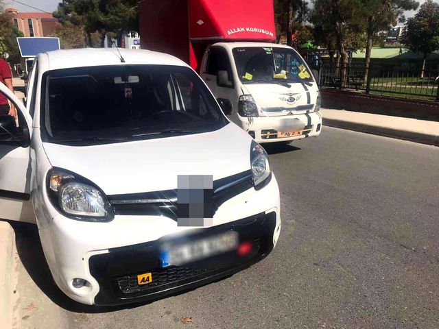 Çakarlı araçla trafiğe çıkıp sosyal medyadan paylaşınca yakayı ele verdi Çakarlı araçla trafiğe çıkıp sosyal medyadan paylaşınca yakayı ele verdi