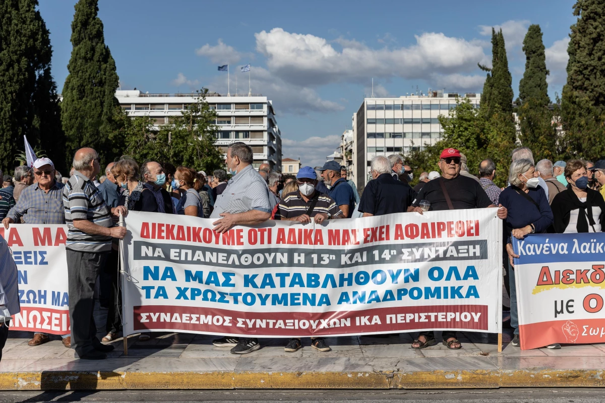 Yunanistan\'da emekliler maaş artışı talebiyle eylem yaptı