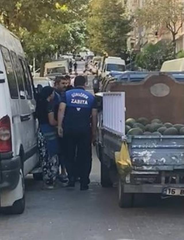 Zabıta ekipleri seyyar satıcıya ailesinin gözü önünde tokat attı Zabıta ekipleri seyyar satıcıya ailesinin gözü önünde tokat attı
