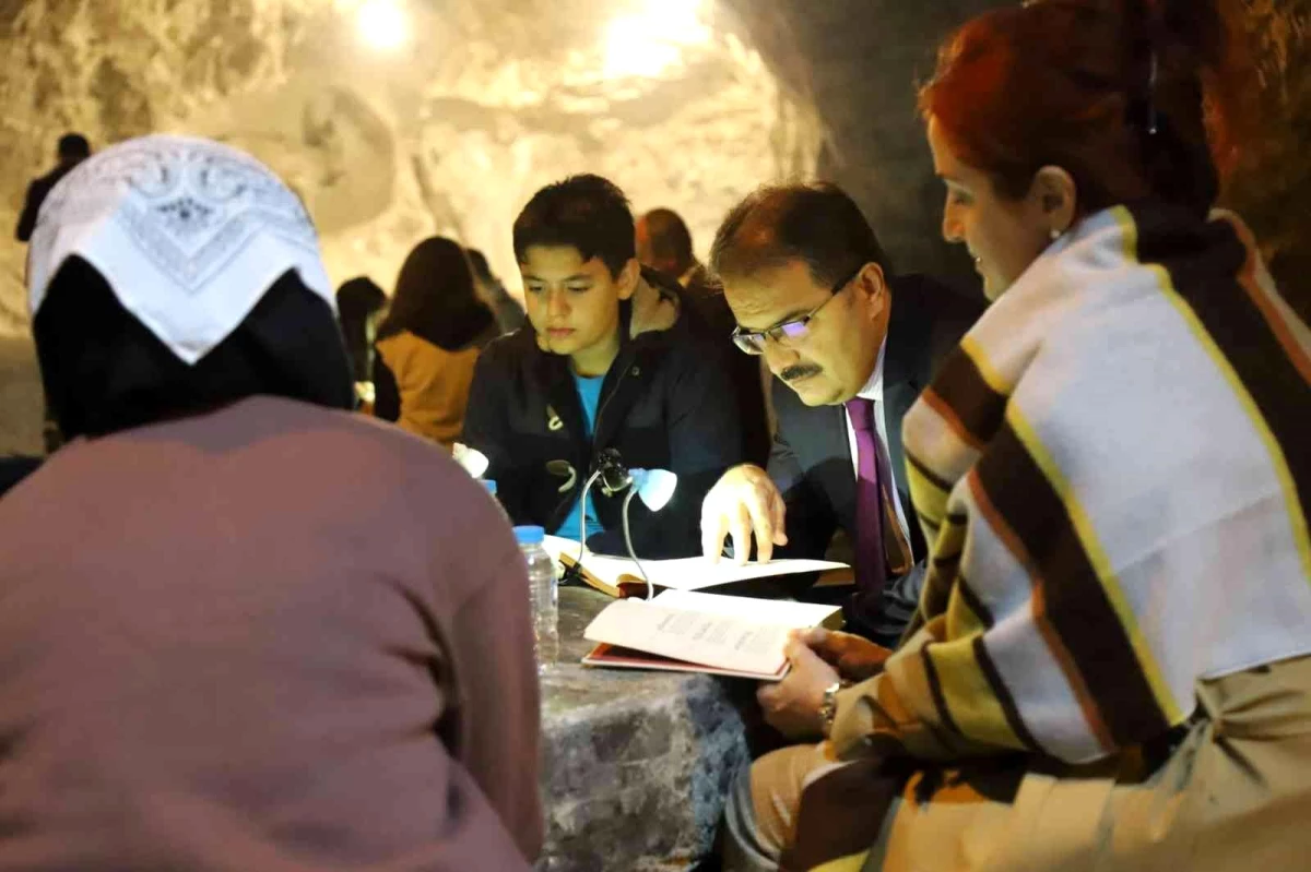 5 bin yıllık tuz mağarasında kitap okudular