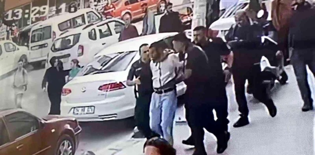 Arnavutköy'de taciz iddiası ortalığı karıştırdı! Öfkeli kalabalığı jandarma zor dağıttı Arnavutköy'de taciz iddiası ortalığı karıştırdı! Öfkeli kalabalığı jandarma zor dağıttı