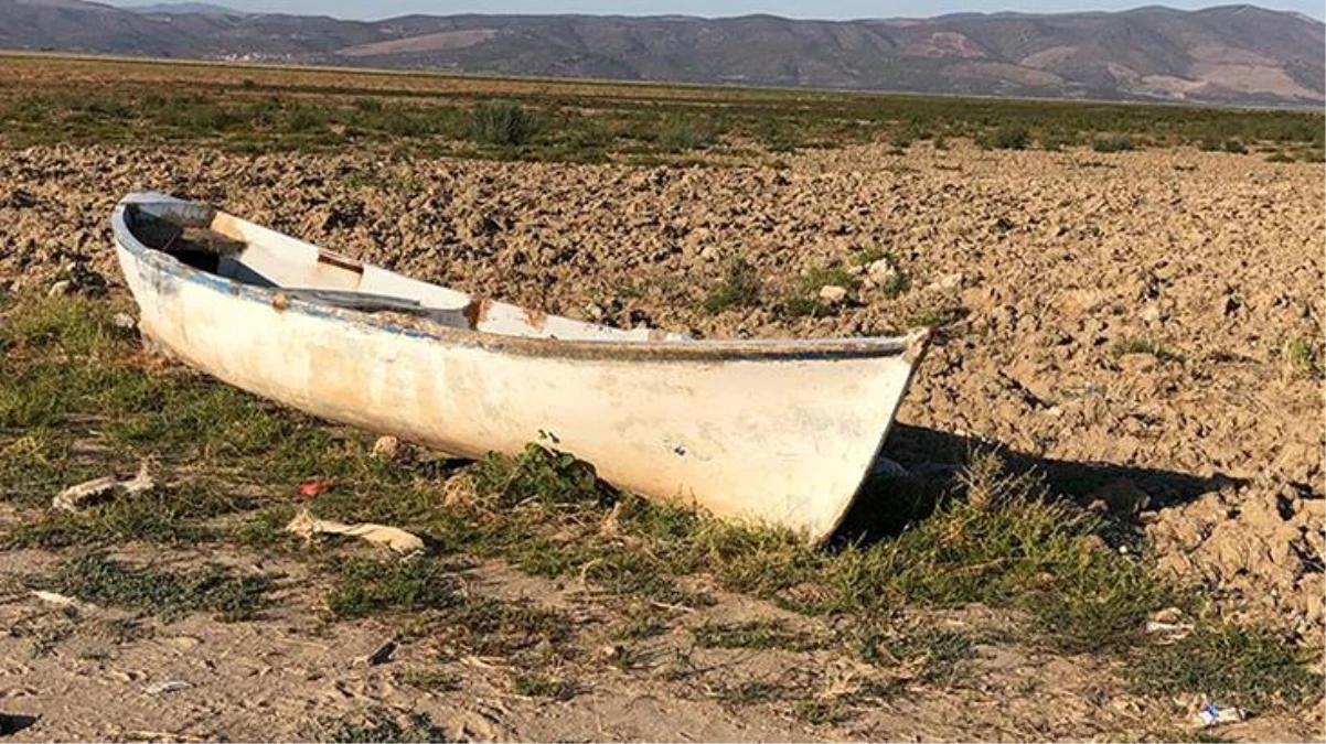 Binlerce kuşa ev sahipliği yapan Marmara Gölü\'nden yürek burkan görüntüler! Su deposuna dönüştürülen gölde bir damla bile su kalmadı