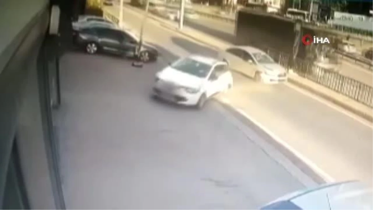 Çekmeköy\'de ilginç kaza: Refüjü aşarak yan yola geçen araç, otoparktan çıkan otomobile çarptı