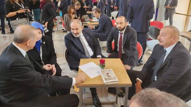 Çekya'da tarihi anlar! Cumhurbaşkanı Erdoğan, Aliyev ve Paşinyan'ı bir araya getirdi Çekya'da tarihi anlar! Cumhurbaşkanı Erdoğan, Aliyev ve Paşinyan'ı bir araya getirdi