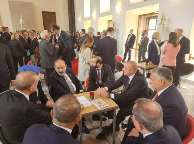 Çekya'da tarihi anlar! Cumhurbaşkanı Erdoğan, Aliyev ve Paşinyan'ı bir araya getirdi Çekya'da tarihi anlar! Cumhurbaşkanı Erdoğan, Aliyev ve Paşinyan'ı bir araya getirdi