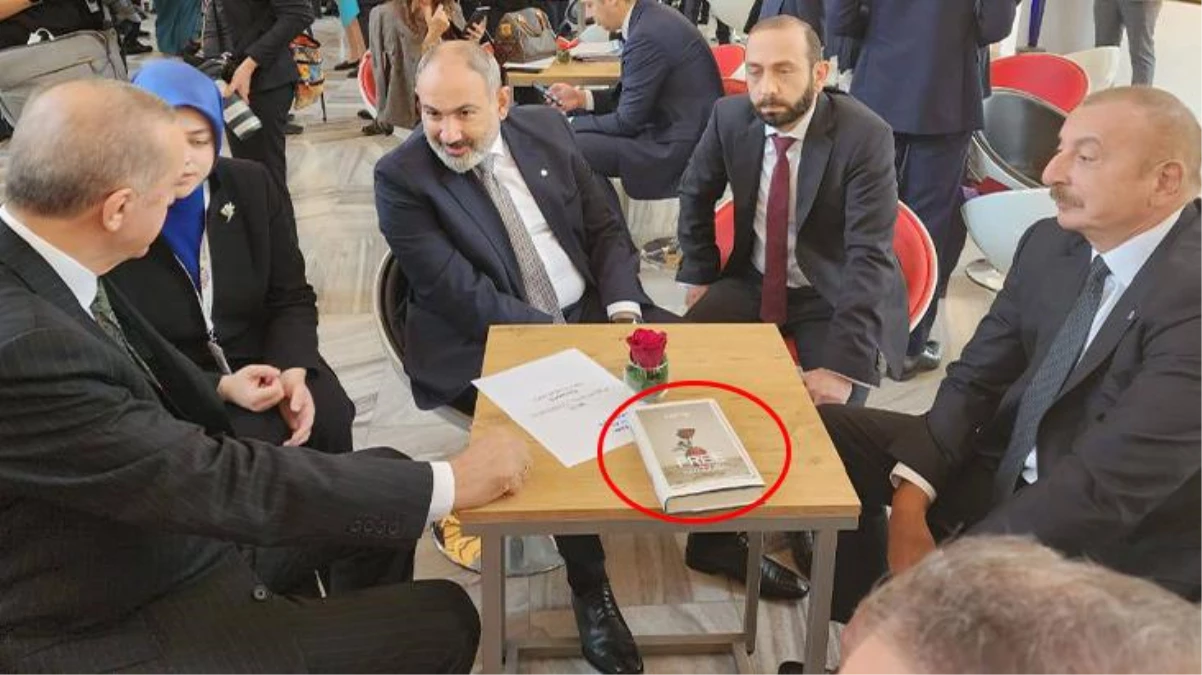 Cumhurbaşkanı Erdoğan, Paşinyan ve Aliyev\'in mini zirvesine masadaki kitap damga vurdu