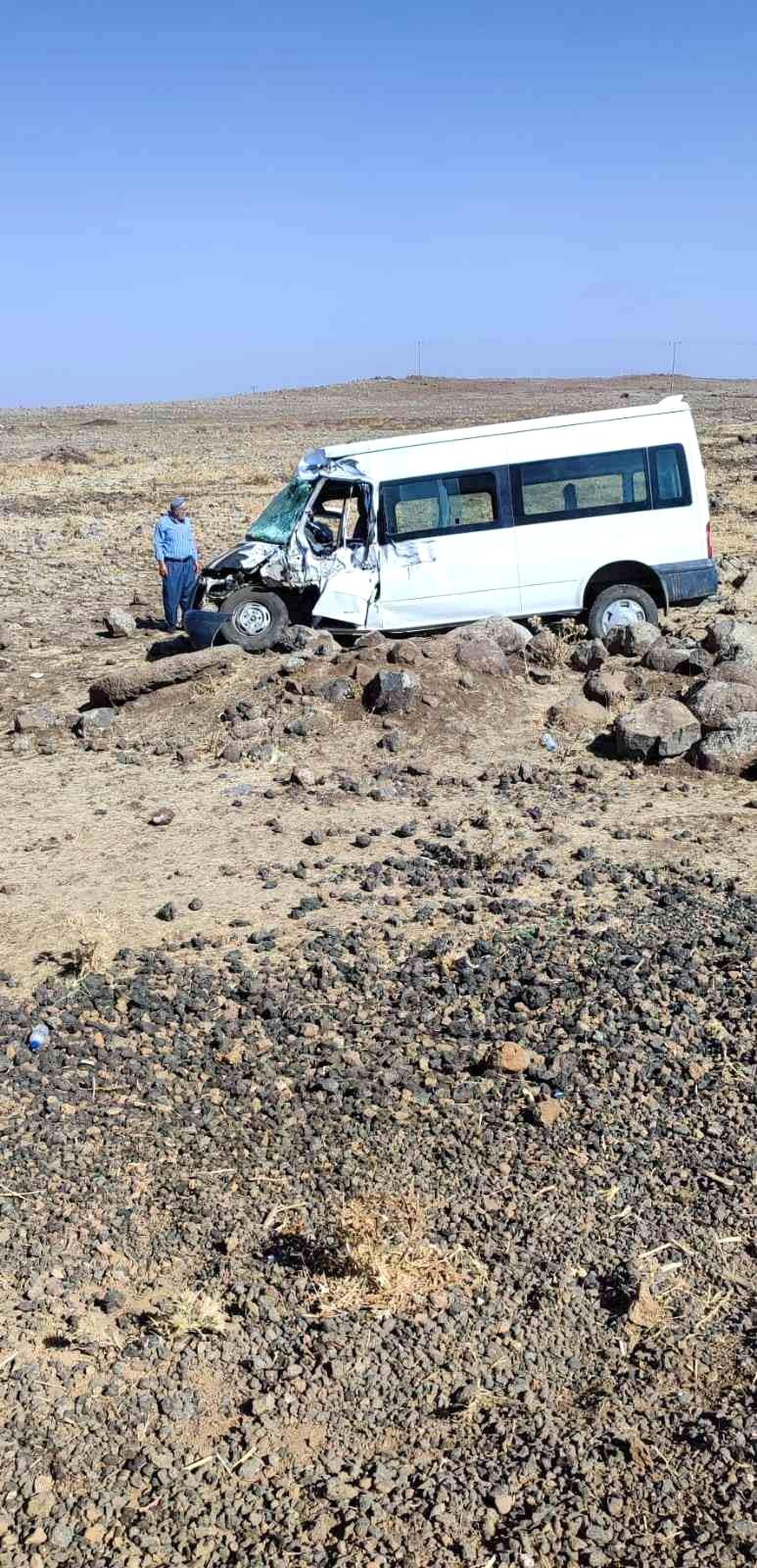 Diyarbakır haberi: Diyarbakır\'da minibüs yol kenarına yuvarlandı: 2 yaralı