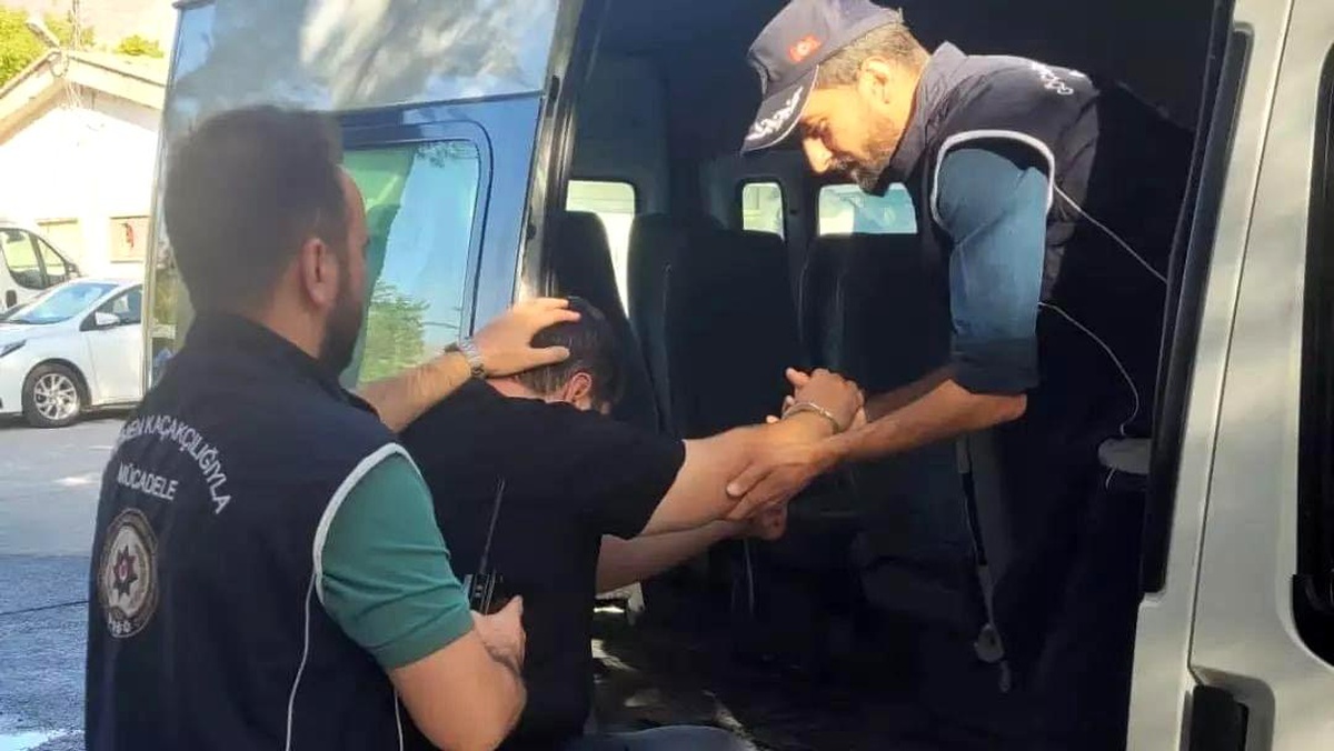 Erzincan haberi! Erzincan\'da 5 kaçak göçmen ve 1 organizatör yakalandı