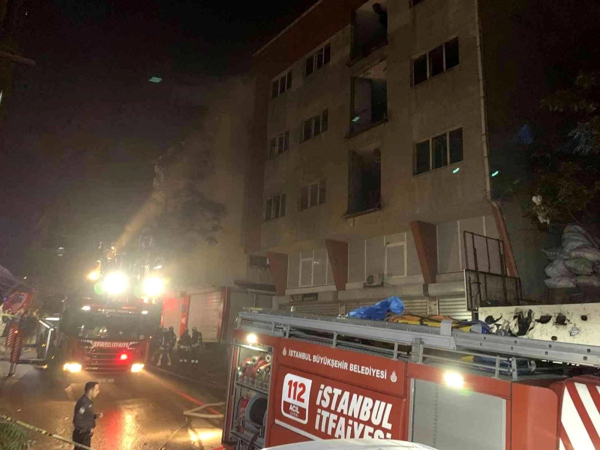 Güngören\'de 4 katlı işyerinde yangın: 5 kişi dumandan etkilendi