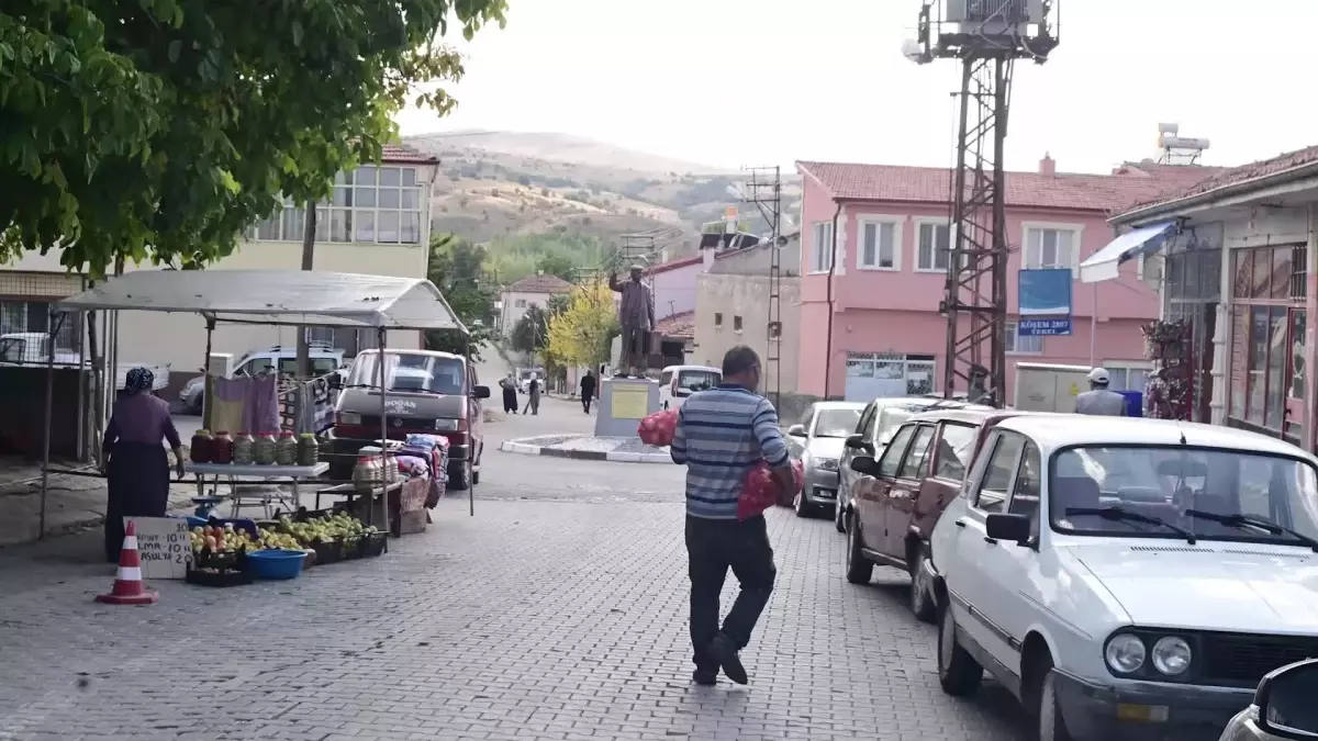 Yozgat yerel haberleri... Gurbetçileri Temsil Eden \'Umuda Yolculuk\' Anıtının Üçüncüsü Yozgat\'ta Yapıldı