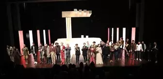 İBB Şehir Tiyatroları... YENİ SEZON 'HAMLET' İLE BAŞLADI!