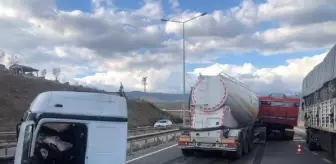 Kamyona çarpan TIR'ın kupası, yol ortasına düştü