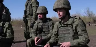 Kısmi seferberlikle askere alınan Ruslar savaş bölgesinde atış taliminde
