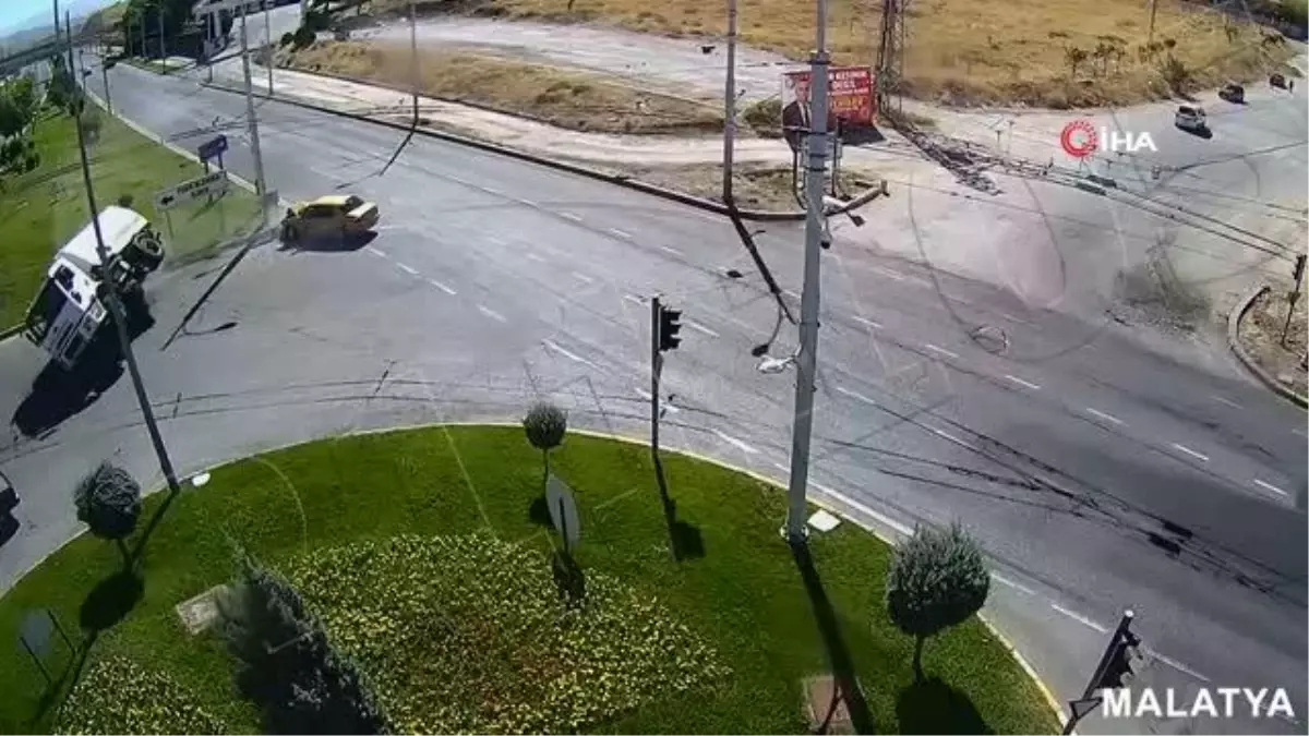 Kontrolsüz şerit değiştiren kamyona taksi çarptı... O anlar kamerada