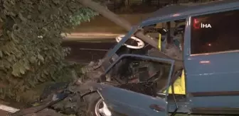 Son dakika haber... Küçükçekmece'de kontrolden çıkan otomobil ağaca saplandı: 3 yaralı