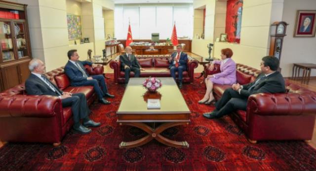 Kulisler bu iddiayı konuşuyor: Kılıçdaroğlu'nun başörtüsü açıklamasının ardında Ahmet Davutoğlu var Kulisler bu iddiayı konuşuyor: Kılıçdaroğlu'nun başörtüsü açıklamasının ardında Ahmet Davutoğlu var
